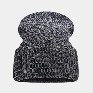 Gorro de punto gris jaspeado detalle, primer plano textura gorro invierno cálido grueso.