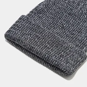 Primer plano de la textura del gorro de punto en blanco y negro, detalle del gorro cálido.