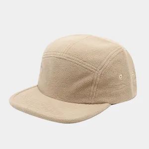 Detailansicht der beigen Fleece 5-Panel Flat Brim Mütze mit weicher warmer Textur.