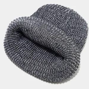 Primer plano detallado de un gorro de punto moteado en blanco y negro sombrero de invierno.