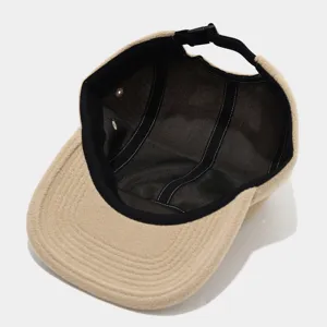 Detailansicht des inneren Futters und Riemendesigns dieser beigen Fleece 5-Panel-Mütze.