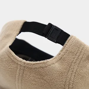 Detailansicht einer kuscheligen Fleece-Baseballcap mit verstellbarem Riemen für den Winter.