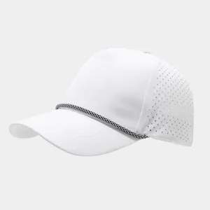 Detalle de gorra de béisbol de malla blanca transpirable con perforaciones y cordón.