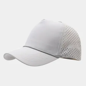 Vista detallada de la gorra de béisbol de malla transpirable con perforación y cordón.