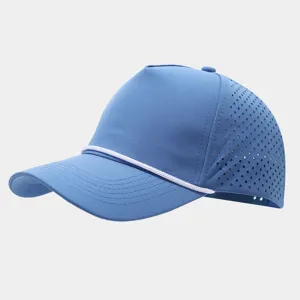 Vista detallada de la gorra de béisbol de malla transpirable ligera con cordón y agujeros.