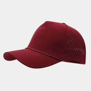 Primer plano detallado de la gorra de béisbol de malla burdeos con agujeros laterales.