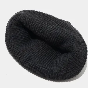 Zwarte gebreide muts detailweergave, warme winter streetwear muts, gezellig ribdesign.