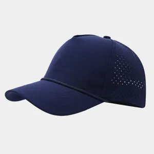 Vista detallada de la gorra de béisbol de malla azul oscura con agujeros de ventilación y cordón.