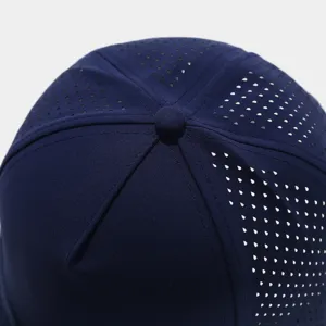Primer plano de la parte superior de gorra de malla transpirable azul marino