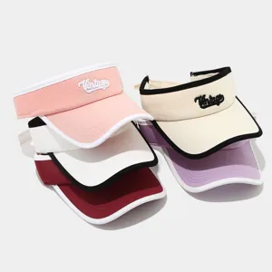 Dettaglio in primo piano del cappello da sole vintage ricamato donna con varie opzioni.