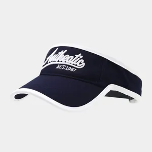 Vista di dettaglio della visiera parasole blu navy con profilo bianco e ricamo.