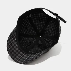 Zwarte ruitjes honkbalpet met korte klep detailweergave, comfortabele katoenen hoedje.