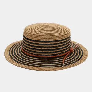 Primer plano detallado de un sombrero de paja para mujer con textura tejida y cordón marrón.