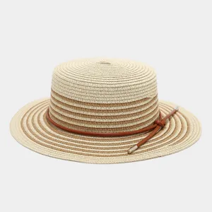 Sombrero de paja de verano detalle, diseño plano de ala ancha con cordón marrón.