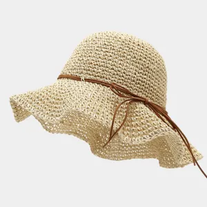 Gros plan detail du chapeau de paille d'ete avec noeud ruban marron protection solaire