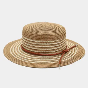 Vista detallada del sombrero de paja para mujer con rayas y cordón de cuero elegante.