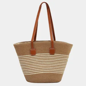 Primer plano detallado del bolso de mimbre elegante con asas de cuero marron duraderas.