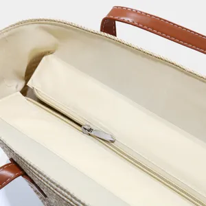 Primer plano detallado que muestra la cremallera interior segura y el forro de tela de la bolsa.