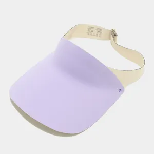 Detailansicht des lila-beigen Visors mit hochwertigem Stoff und verstellbarem Riemen.