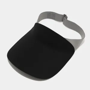 Detailansicht des schwarzen Sonnenvisiers mit elastischem Band und leichtem Material für den Sommer.