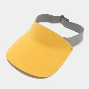 Detailaufnahme eines gelben Schirm-Sonnenvisiers mit verstellbarem grauem Stretchband.