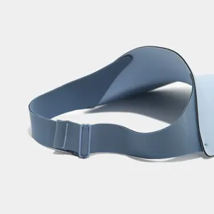 Detailansicht des hellblauen Sonnenvisiers hinten, verstellbarer elastischer Sommerhut.