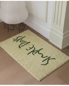 Minimalistische dicke saugfähige Badematte im koreanischen Stil mit getufteten Buchstaben.