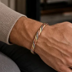 Primo piano dettagliato che mostra un elegante bracciale magnetico in rame tre colori.