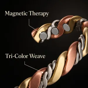 Primo piano dettagliato del braccialetto in rame per magnetoterapia con trama tricolore e magneti.
