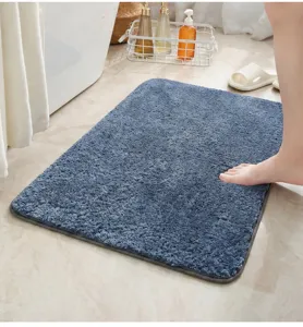 Detalle de alfombra de baño absorbente azul suave con textura felpuda y borde limpio.
