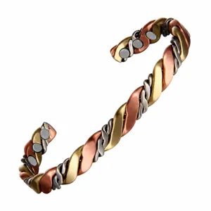 Dettaglio bracciale mangetta in rame magnetico tre colori intrecciato, gioiello filo aperto.
