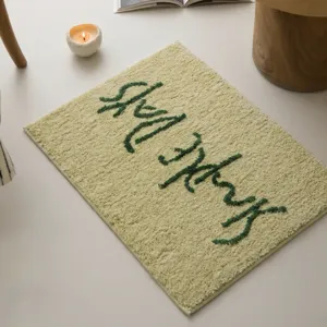 Minimalistische dicke saugfähige Badematte mit Schrift, gemütlicher rutschfester Teppich.