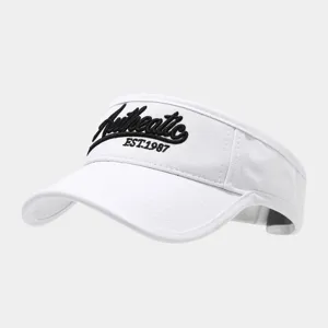 Vista dettagliata della visiera parasole bianca con ricamo nero modello Authentic EST.1987.