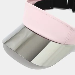 Vue rapprochée de la visière rose avec un bord laser miroir élégant pour les sports de plein air.