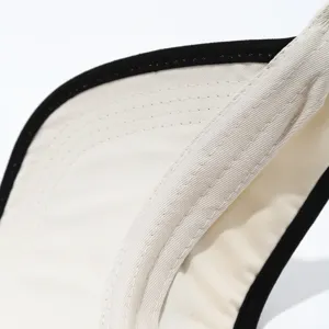 Vista dettagliata di una visiera con tessuto di qualità e cuciture pulite e resistenti.