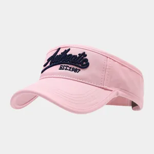 Vista dettagliata del cappello visiera rosa vuoto, con design di ricamo di lettere blu.
