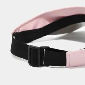 Visiere de soleil rose et noire en detail, sangle elastique reglable pour le sport et le yoga.