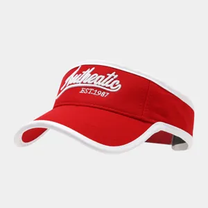 Cappello viserino parasole rosso e bianco con dettagli di ricamo bianco sulla parte anteriore.