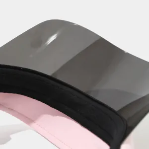 Gros plan détaillé de la visière élégante, avec écran teinté transparent et doublure rose.