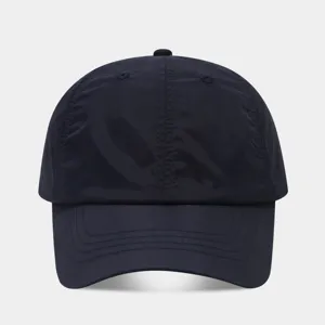 Cappellino da baseball blu navy asciugatura rapida, tessuto traspirante, sole estivo.