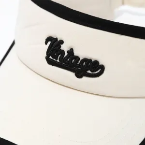 Cappello parasole vuoto in stile vintage americano con ricamo di lettere nere e bordo a contrasto.