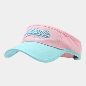 Visiera parasole bicolore rosa e blu con elegante ricamo di lettere per donne all'aperto.