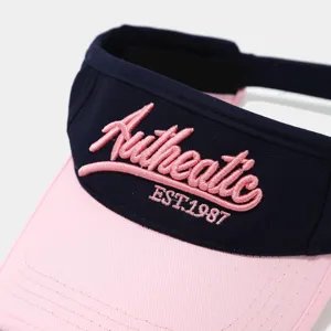 Primo piano dettagliato della visiera parasole blu scuro e rosa con elegante ricamo.