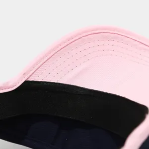 Vista dettagliata del cappello con visiera parasole vuota rosa, tessuto traspirante per sport.