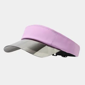 Détail de visière de soleil violette, casquette de sport à large bord anti-UV pour course.