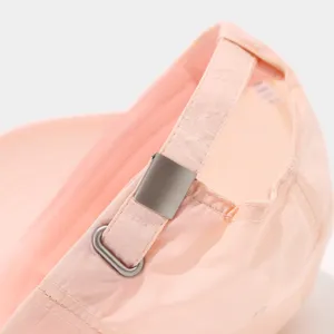 Dettaglio cappellino da baseball rosa ad asciugatura rapida con cinturino regolabile.