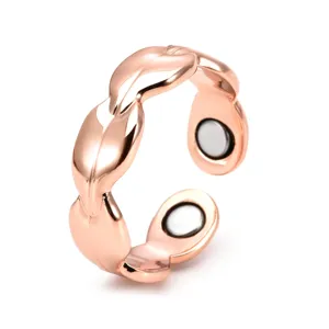 Detailaufnahme des Kupfermagnetrings mit polierter Roségold-Oberfläche und integrierten Magneten.