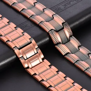 Primo piano dettagliato del bracciale magnetico maschile in acciaio titanio e rame.