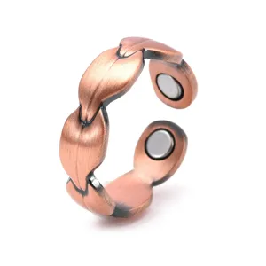 Detaillierte Nahaufnahme mit strukturiertem Blattmuster und Innenmagneten des Kupferrings.