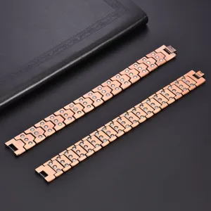 Vista dettagliata del raffinato bracciale magnetico in rame rosso a tre file per uomo.